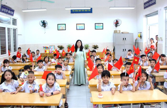 Học sinh Trường Tiểu học Kiến Hưng (phường Kiến Hưng) chào đón năm học mới. Ảnh: Tiến Thành