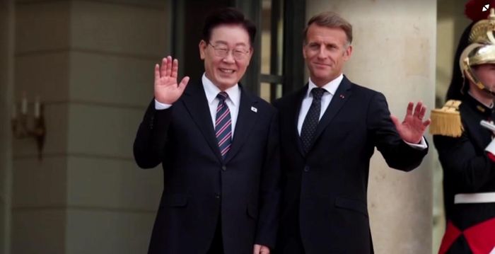 Tổng thống Pháp Emmanuel Macron tiếp đón Tổng thống Hàn Quốc Lee Jae Myung tại Điện Élysée ngày 8 – 9. Ảnh: Reuters