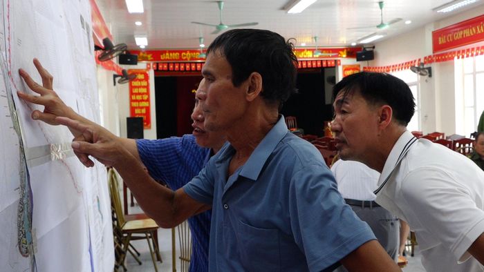 Người dân Ô Diên tìm hiểu các nội dung quy hoạch. Ảnh: Đỗ Duẩn