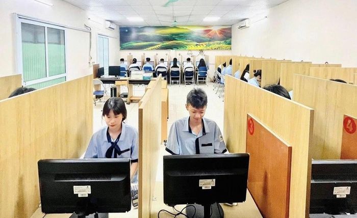 PISA 2025 là lần đầu tiên Việt Nam chuyển từ làm bài trên giấy sang làm bài trên máy tính. Ảnh: Moet