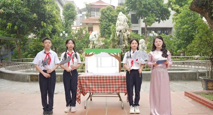 Nghệ thuật rối bóng được học sinh Trường THCS Trần Duy Hưng lựa chọn để kể lại câu chuyện lịch sử gắn với cụm di tích. Ảnh: PV