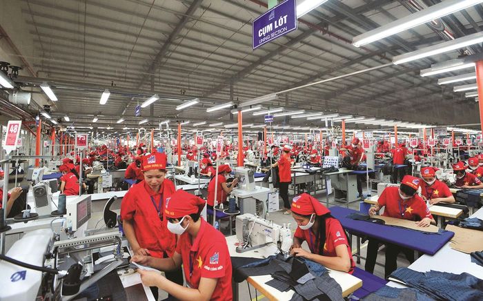 Lượng điện tiêu thụ tại các phân xưởng may của Tổng công ty May 10 đã giảm từ 35% xuống còn 25% nhờ sử dụng động cơ Servo. Ảnh: ĐVCC.