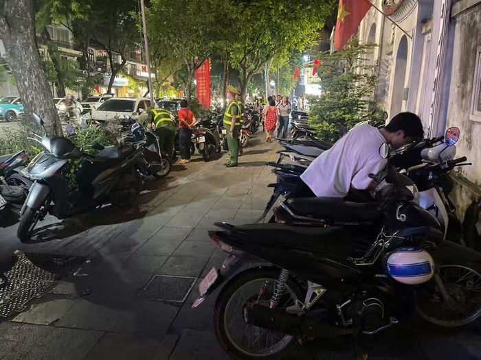 Công an phường Cửa Nam kiểm tra một bãi xe vi phạm. Ảnh: Đức Tuấn