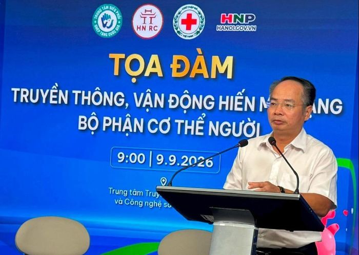 Chủ tịch Hội Chữ thập đỏ thành phố Hà Nội Lê Tự Lực phát biểu khai mạc chương trình. Ảnh: Mai Hoa