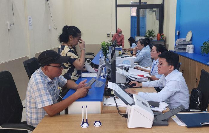 Người dân phường Vĩnh Tuy thực hiện thủ tục hành chính tại Điểm hỗ trợ dịch vụ công số Vĩnh Tuy. Ảnh: Việt Thắng