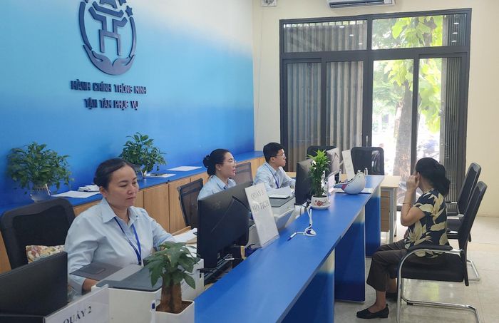 Không gian làm việc tại Điểm hỗ trợ dịch vụ công số Vĩnh Tuy được bố trí thuận tiện, phục vụ người dân đến giao dịch. Ảnh: Việt Thắng