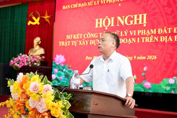 Bí thư Đảng ủy, Chủ tịch HĐND xã Đan Phượng Nguyễn Gia Hiển phát biểu tại hội nghị. Ảnh: Ngân Nguyễn