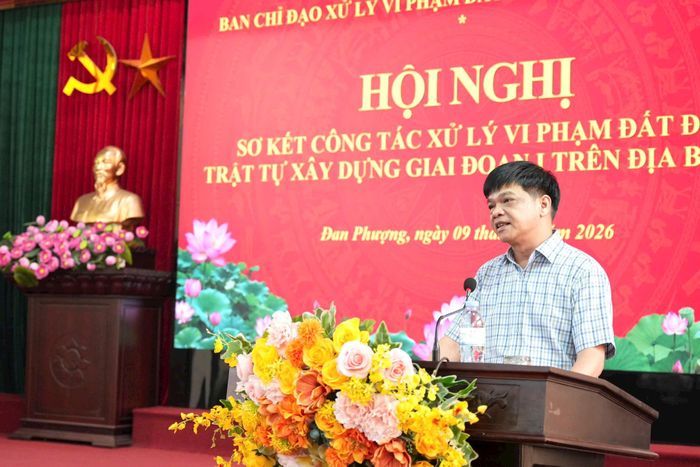 Chủ tịch UBND xã Đan Phượng Nguyễn Viết Đạt phát biểu tại hội nghị. Ảnh: Ngân Nguyễn