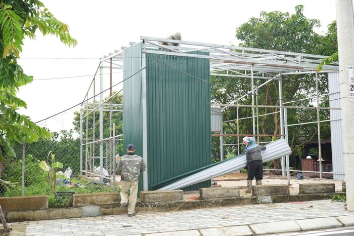 Hộ dân tự nguyện tháo dỡ công trình vi phạm. Ảnh: Nga Nguyễn