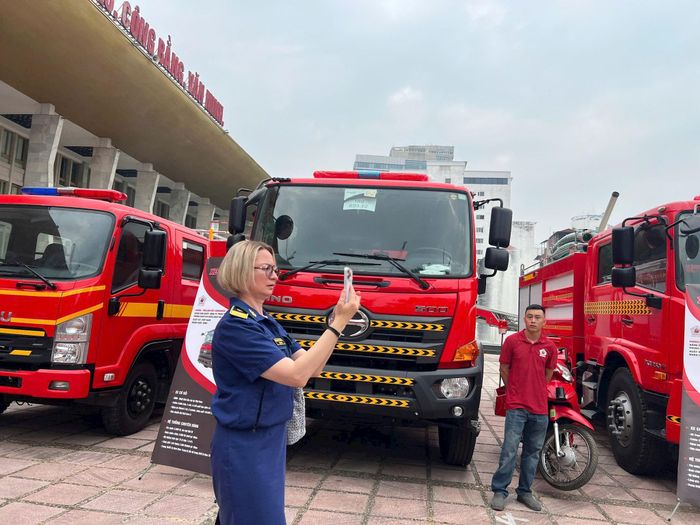 Khách nước ngoài tham quan triển lãm. Ảnh: Chu Dũng
