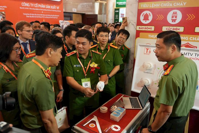 Thiếu tướng Dương Đức Hải, Cục trưởng Cục Cảnh sát PCCC và CNCH giới thiệu các sản phẩm hiện đại của Việt Nam tại triển lãm. Ảnh: Chu Dũng