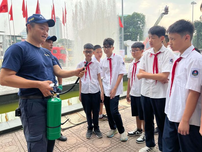 Học sinh Thủ đô hào hứng tham gia triển lãm. Ảnh: Chu Dũng