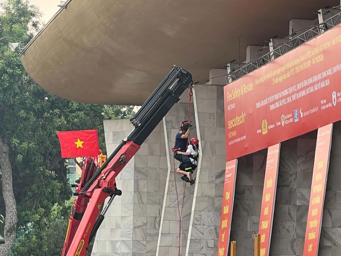 Công tác chuẩn bị triển lãm Ảnh: Chu Dũng
