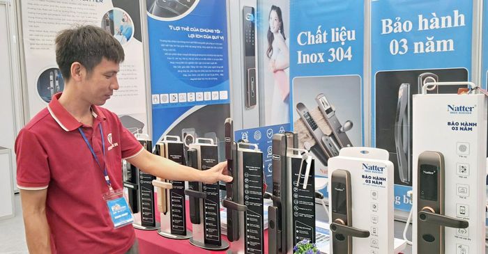 Doanh nghiệp giới thiệu sản phẩm tại hội chợ Hanoi MIP Fair 2026. Ảnh: Hoài Nam