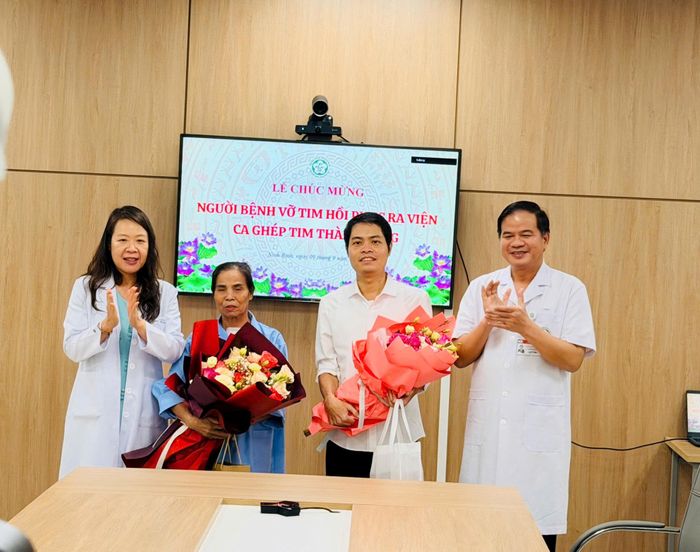 Lãnh đạo bệnh viện Bạch Mai chúc mừng bệnh nhân được ra viện. Ảnh: BVCC