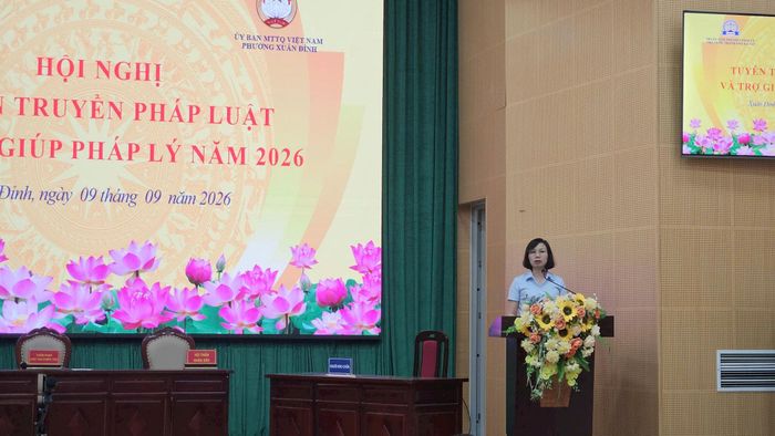 Đồng chí Nguyễn Thu Hương, Ủy viên Ban Thường vụ Đảng ủy, Chủ tịch Ủy ban MTTQ Việt Nam phường Xuân Đỉnh phát biểu tại hội nghị.ảnh : Hương Giang