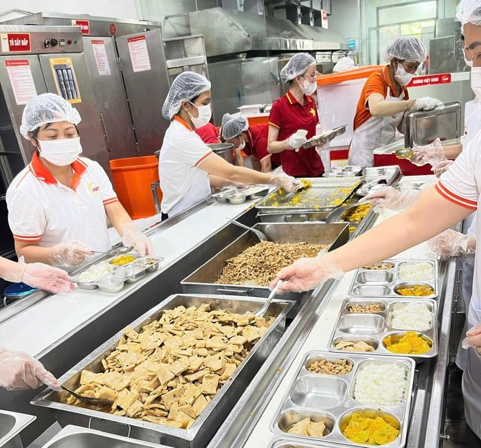 Khâu chia suất ăn của một đơn vị cung ứng. Ảnh: CTV