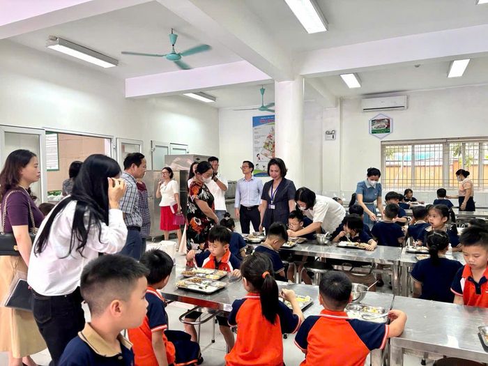 Sở GD-ĐT Hà Nội kiểm tra bữa ăn bán trú tại Trường Tiểu học Ngọc Lâm ngày 9-9-2026. Ảnh: CTV