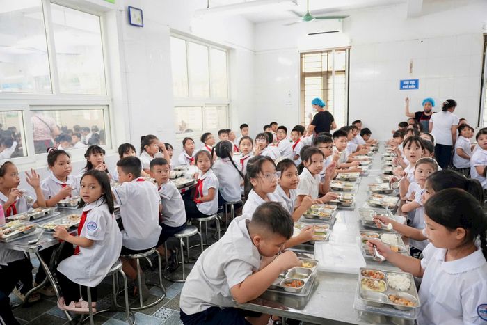 Học sinh Trường Tiểu học Đan Phượng hào hứng với suất ăn trưa. Ảnh: Ngân Nguyễn