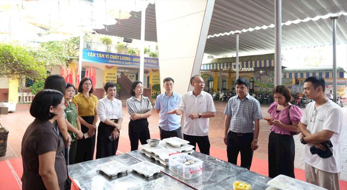 Bí thư Đảng ủy, Chủ tịch HĐND xã Đan Phượng Nguyễn Gia Hiển và Chủ tịch UBND xã Nguyễn Viết Đạt kiểm tra việc tổ chức ăn bán trú tại Trường Tiểu học Phùng. Ảnh: Ngân Nguyễn