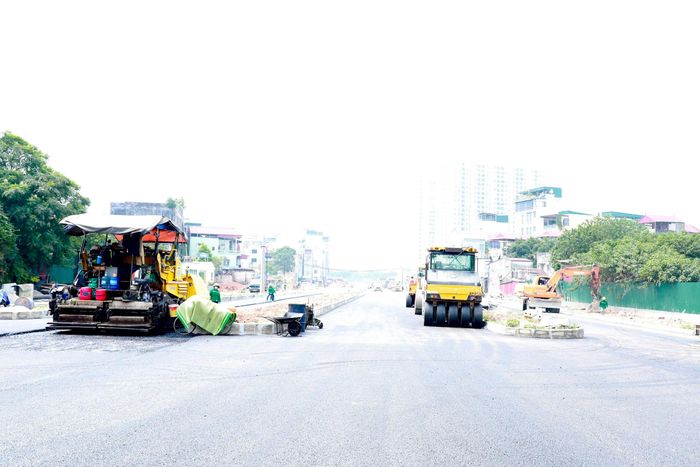 Nhân lực, vật lực tích cực thi công "3 ca, 4 kíp" trên các đoạn tuyến. Ảnh: Phạm Hùng