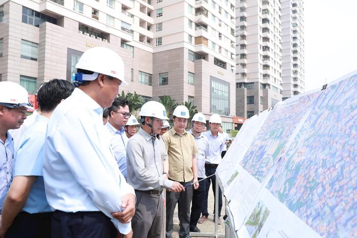 Đoạn từ Nguyễn Trãi (Quốc lộ 6) đến Đầm Hồng trên địa bàn phường Khương Đình tổ chức thi công đồng thời 3 mũi. Phó Bí thư Thường trực Thành ủy Nguyễn Trọng Đông yêu cầu khẩn trương hoàn thiện các hạng mục còn lại. Ảnh: Phạm Hùng