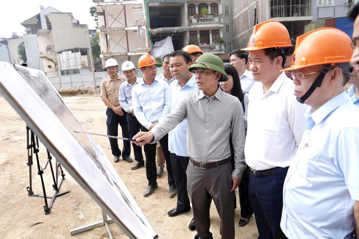 Quyết tâm thực hiện đúng cam kết, bảo đảm mục tiêu thông xe kỹ thuật tuyến đường dịp kỷ niệm Ngày Giải phóng Thủ đô 10-10. Ảnh: Phạm Hùng