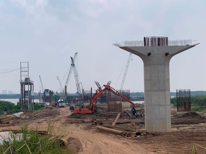 Tiến độ dự án cầu Ngọc Hồi và đường dẫn hai đầu cầu đã có chuyển biến sau khi mặt bằng dần được tháo gỡ. Ảnh: Tuấn Lương