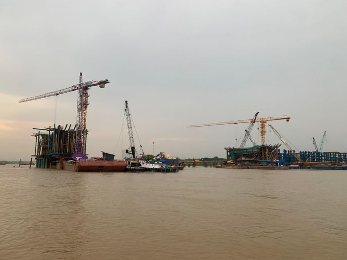 Công trường thi công cầu Trần Hưng Đạo vượt sông Hồng. Ảnh: Tuấn Lương