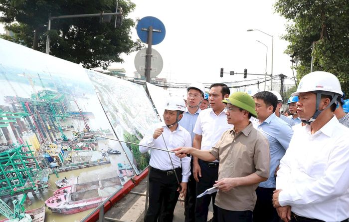 Phó Chủ tịch UBND thành phố Hà Nội Bùi Duy Cường phát biểu chỉ đạo tại hiện trường dự án cầu Trần Hưng Đạo. Ảnh: Tuấn Lương