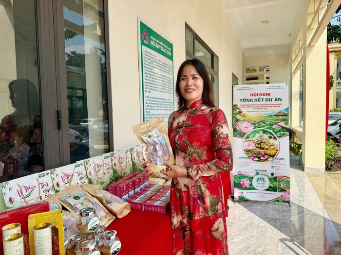 Bà Nguyễn Thị An, Hợp tác xã trà sen Tân An (xã Hòa Xá) giới thiệu quảng bá sản phẩm từ trà sen tại hội nghị. Ảnh: Hương Giang