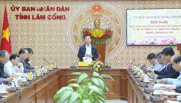Chủ tịch UBND tỉnh Lâm Đồng Hồ Văn Mười chủ trì buổi làm việc với các Ban Quản lý dự án đầu tư xây dựng số 1, 2, 3 về tiến độ giải ngân vốn đầu tư công. Ảnh: PV