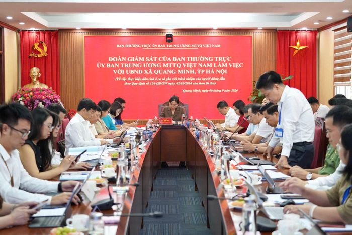 Phó Chủ tịch UBND xã Quang Minh Phạm Anh Tuấn trao đổi tại buổi giám sát. Ảnh: PV