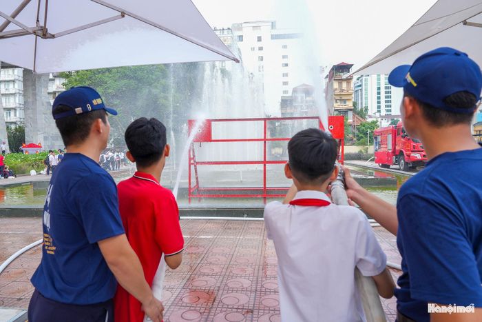 Hoạt động trải nghiệm sử dụng vòi phun nước thu hút sự quan tâm của đông đảo học sinh. Các em được hướng dẫn cách cầm, điều khiển vòi phun và thực hành xử lý tình huống giả định. Qua trải nghiệm, những kiến thức về PCCC vốn thường được tiếp cận qua sách vở trở nên sinh động, gần gũi hơn.