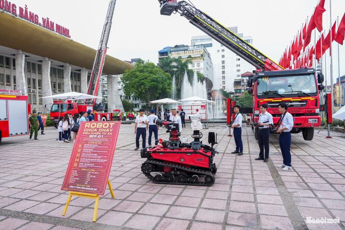 Tại triển lãm, bên cạnh việc tìm hiểu các phương tiện, thiết bị PCCC và CNCH hiện đại, người dân và học sinh còn được trực tiếp tham gia nhiều hoạt động trải nghiệm.