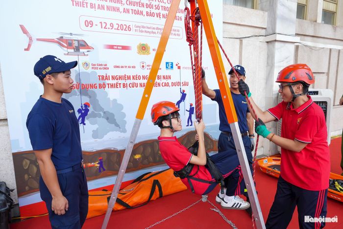 Học sinh Thủ đô hào hứng tham gia các kỹ năng CNCH tại triển lãm.
