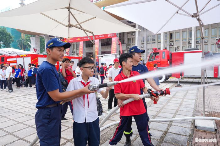 Sự kiện thu hút đông đảo người dân, học sinh đến tham quan, trải nghiệm những công nghệ, thiết bị hiện đại trong lĩnh vực PCCC và CNCH.