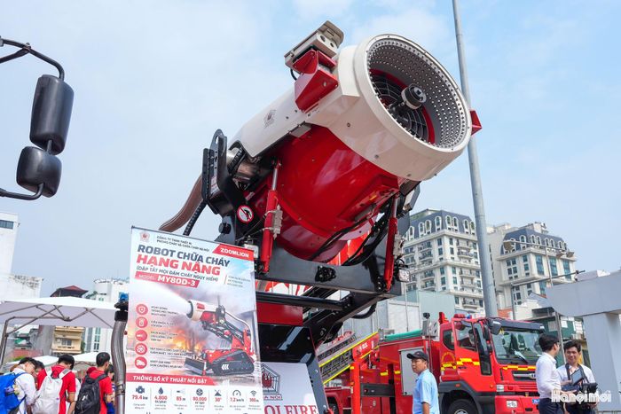 Các xe robot chữa cháy tiên tiến, hiện đại tại triển lãm.