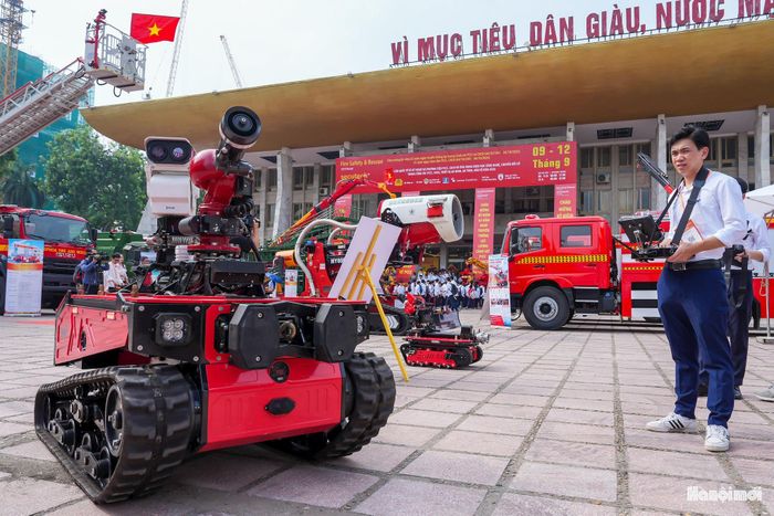 Trong khi đó, tại khu vực trải nghiệm công nghệ, nhiều học sinh tỏ ra thích thú khi được tương tác với robot PCCC.