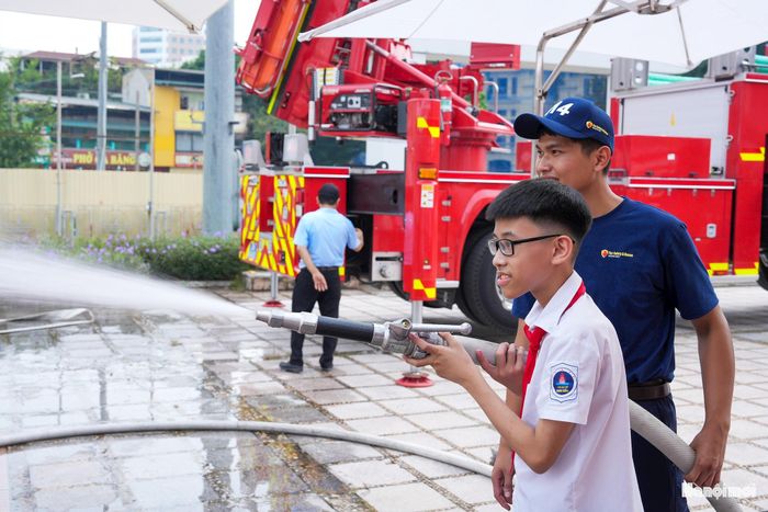Em Nguyễn Quang Minh (học sinh lớp 6, trường THCS Hoàn Kiếm) cho biết trước đây em chỉ nhìn thấy các chú cảnh sát PCCC trên tivi. Được tự mình cầm vòi phun nước giúp em hiểu hơn về công việc của các chú và biết rằng khi có cháy phải bình tĩnh, làm theo hướng dẫn để bảo đảm an toàn.