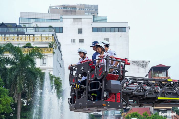 Các em học sinh trải nghiệm mô hình thang cứu hộ của lực lượng PCCC & CNCH.