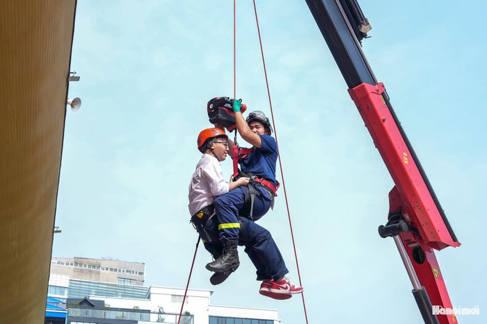 Các em học sinh được trải nghiệm cách đu thang dây cứu người khi gặp nạn.