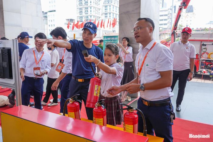 Em Nguyễn Quỳnh Trang (học sinh lớp 5) cho biết ấn tượng nhất với hệ thống mô phỏng chữa cháy trên màn hình.