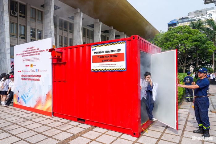 Các khu vực mô phỏng tình huống cháy, cứu nạn, cứu hộ được thiết kế trực quan, giúp khách tham quan có thêm kiến thức và kỹ năng xử lý khi xảy ra sự cố.