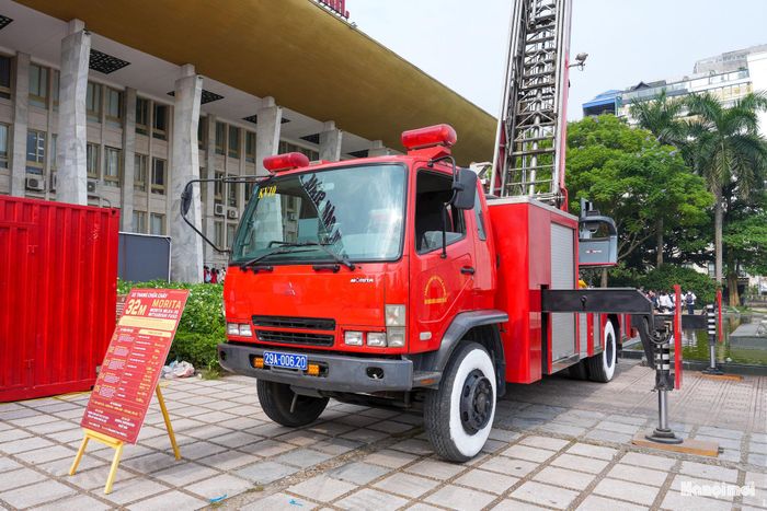 Trưng bày triển lãm các mô hình xe của lực lượng PCCC và CNCH.