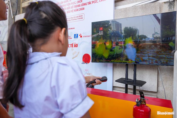 “Qua màn hình mô phỏng, em được thử lựa chọn phương án sử dụng bình cứu hỏa nào cho đúng để xử lý đám cháy và thấy việc chữa cháy đòi hỏi phải nhanh chóng nhưng cũng rất chính xác. Em cũng thấy robot có thể hỗ trợ con người trong những tình huống nguy hiểm”, Quỳnh Trang chia sẻ.