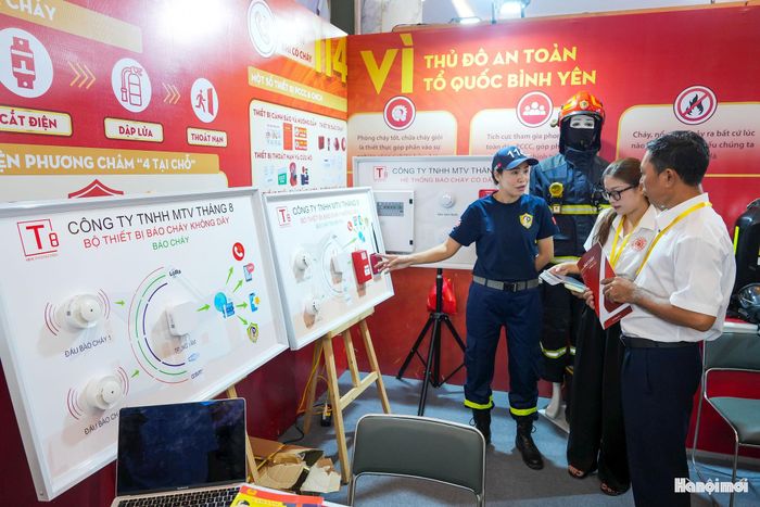 Không chỉ học sinh, nhiều phụ huynh và người dân cũng dành thời gian tìm hiểu các giải pháp cảnh báo cháy, thiết bị chữa cháy, công nghệ giám sát và các phương tiện phục vụ CNCH. Những trải nghiệm trực quan góp phần nâng cao nhận thức, kỹ năng phòng ngừa và ứng phó với sự cố cháy, nổ trong cộng đồng.