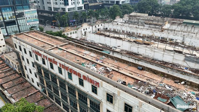 Theo ghi nhận của phóng viên, nhiều hạng mục trong khuôn viên nhà máy đã được tháo bỏ phần mái, tường và kết cấu thép. Máy móc, thiết bị phục vụ sản xuất cũng được di chuyển để lại những khoảng nền rộng và khung nhà xưởng.