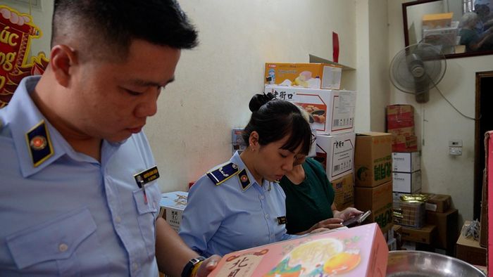 Lực lượng Quản lý thị trường Hà Nội liên tục phát hiện, bắt giữ bánh Trung thu nhập lậu