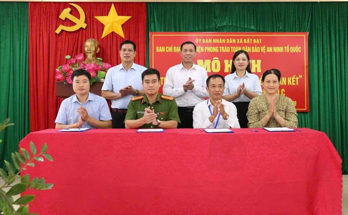 Các đơn vị tham gia ký kết triển khai mô hình “Trường học văn minh - Cộng đồng gắn kết”.